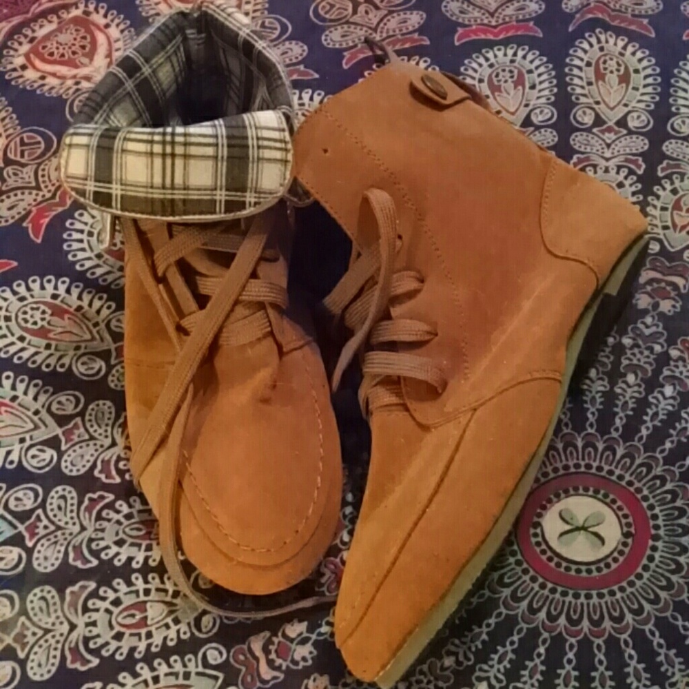 Adorable camel colored ankle boots
